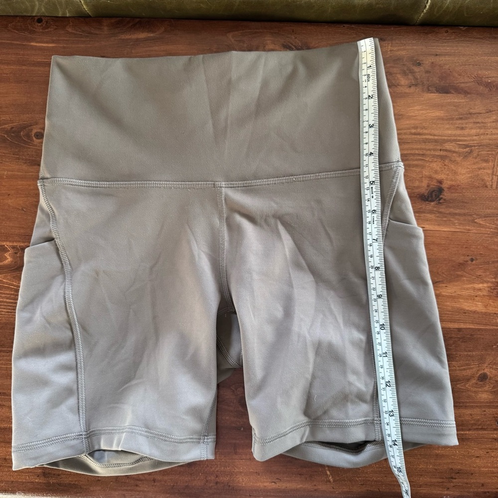 lululemon athletica align shorts with pocket size 6 - LIKE NEW - Picture 3 of 8
